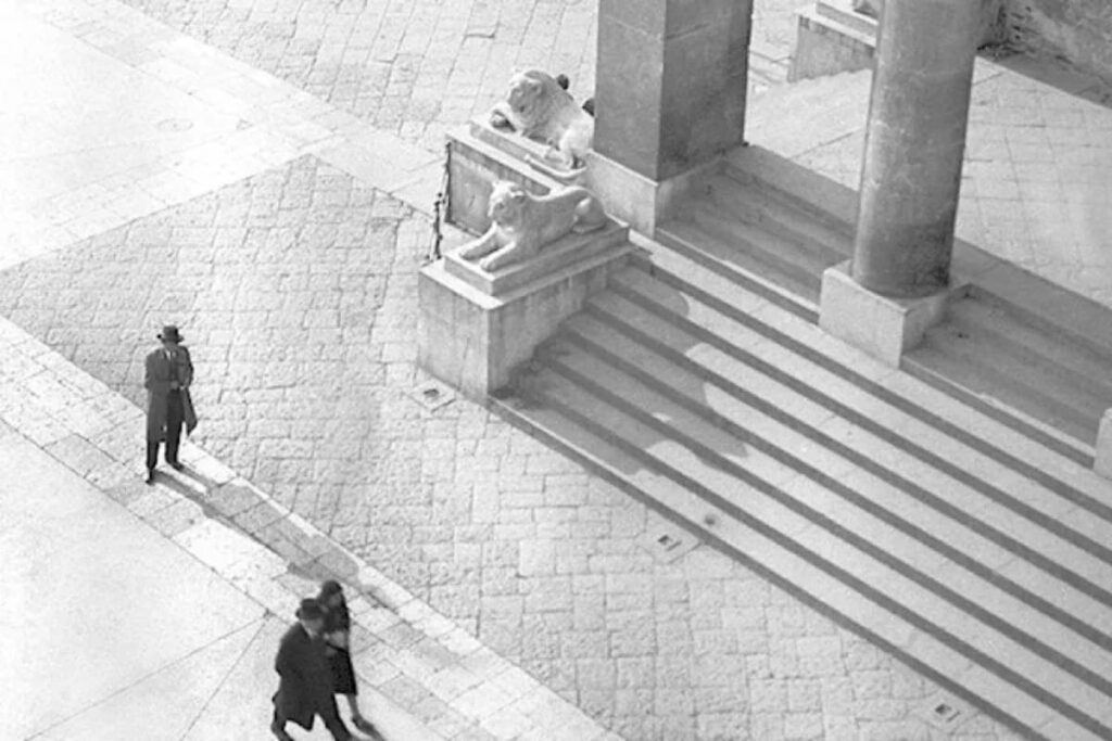 Archivio Parisio in Piazza Plebiscito